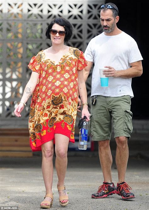 Game Of Thrones Lena Headey Covers Up Her Growing Bump Daily Mail Online