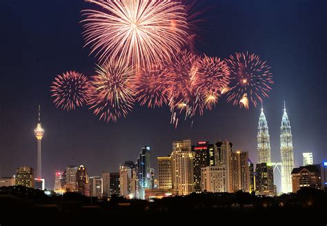 Menara kembar petronas yang super populer! 6 Tempat Menarik Sekitar Kuala Lumpur Untuk Sambut Malam ...