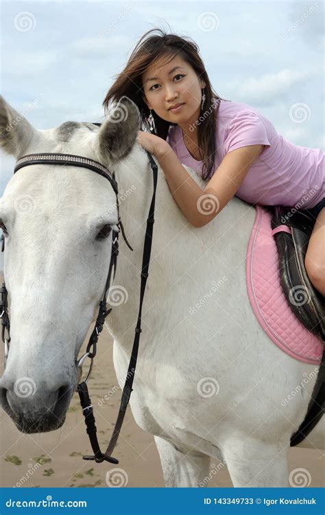 Giovane Cavallo Bianco Asiatico Grazioso Di Guida Della Donna Immagine