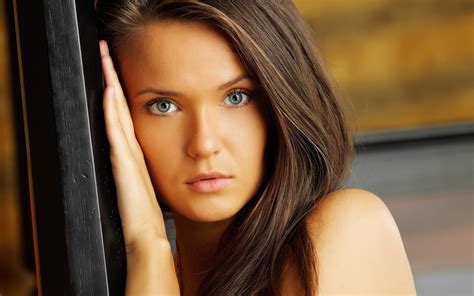 sexy slim blue eyed long haired brunette teen girl wallpaper 4760 2560x1600 wallpaper juicy