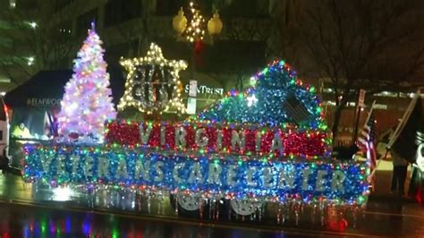 Annual Roanoke City Christmas Parade Presses On Despite Rain Youtube