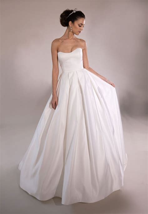 Classic Sweetheart Neckline Strapless Ball Gown Wedding Dress