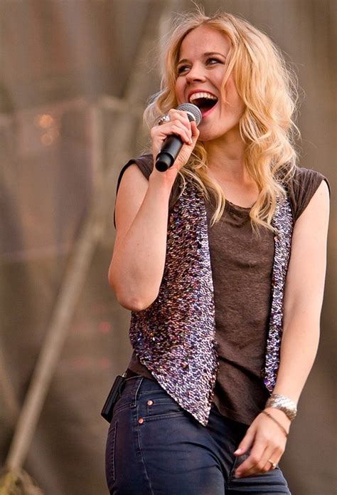 Ilse delange is een van de meest populaire zangeressen van nederland en heeft een hele rits gouden en (multi)platina albums op haar naam staan. Ilse DeLange Lyrics, Songs, and Albums | Genius