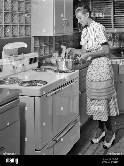Moderne Hausfrauen Fotos Und Bildmaterial In Hoher Auflösung Alamy
