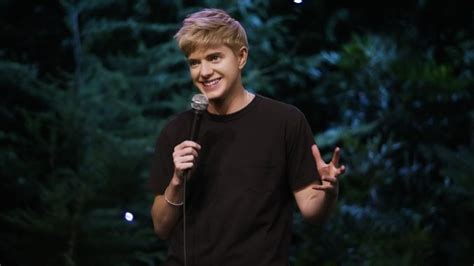Mae Martin’s First Solo Netflix Special Is Rooted In Improv Therapy And Pushing Back Paste