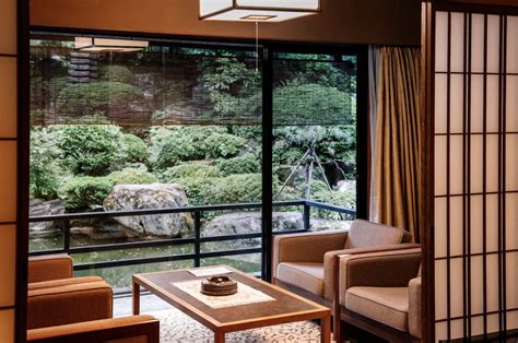 Keunggulan rumah tradisional jepang lainnya adalah sebuah ruangan yang berukuran kecil, lebih kecil dibandingkan semua ruangan yang ada didalam rumah yang diberi nama toko no ma. 8 Elemen Rumah Tradisional Jepang yang Khas