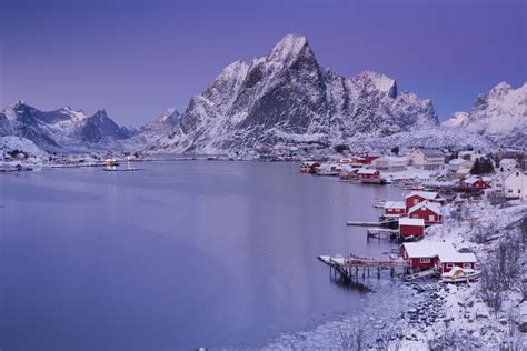 冬の夕暮れ時のロフォーテン諸島レーヌの風景 ノルウェーの冬の風景 毎日更新！ 北欧の絶景をお届けします Hokuo S