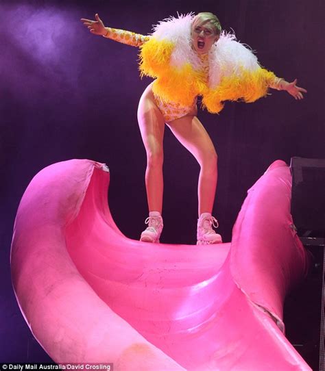 Miley Cyrus Flashes Private Parts And Performs Mock Orgy At Melbourne Concert Daily Mail Online