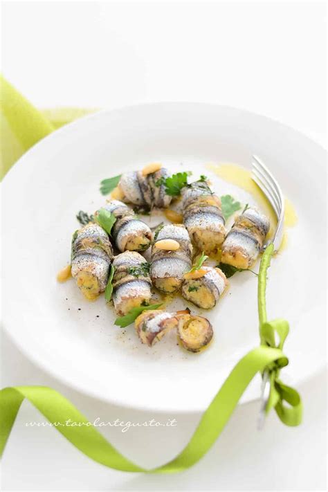 Alici fresche al forno con pangrattato e prezzemolo, ricetta di mia mamma. Alici ripiene al forno - Ricetta Alici ripiene ...