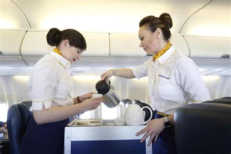 مضيفة طيران تكشف لماذا لا تشرب الشاي أو القهوة على متن الطائرة وطن يغرد خارج السرب