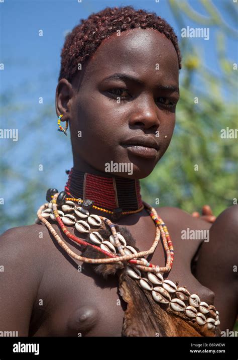 Mujer De La Tribu Hamer En Traje Tradicional Turmi Valle De Omo Etiopía Fotografía De Stock