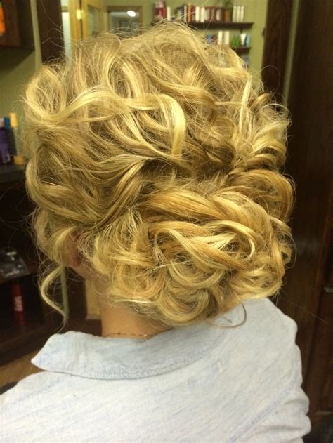 We know it can be tough to glam your natural curls with confidence, but curls can be outstanding when done perfectly right. 32 Overwhelming Bridesmaids Hairstyles - Pretty Designs