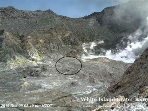 gunung api pulau putih tentara selandia baru evakuasi enam jasad turis korban letusan gunung