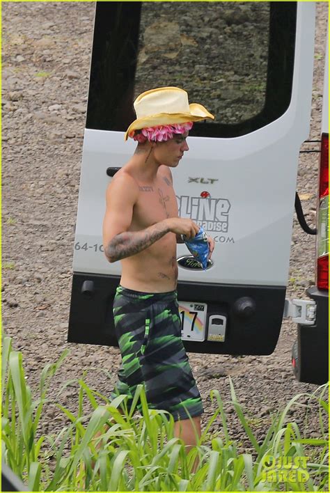 Justin Bieber Towels Off His Shirtless Body In Hawaii Photo Justin Bieber Shirtless