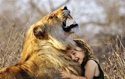 Little Girl Hugs Lion Roaring Cute 4k Hd Animals 4k Wallpapers