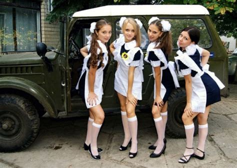 卒業式で盛り上がるロシアの女子高校生たち｜はや速