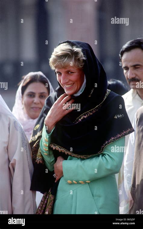 Princess Diana Visit To The Badshahi Mosque In Pakistan Lahore Stock