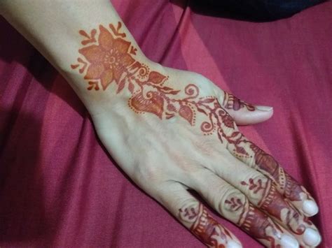 Pin By Saira Khan On Mehndi Wale Hath Hand Tattoos Henna Hand Tattoo