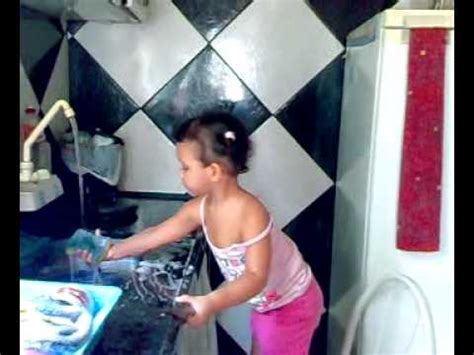 yasmin vianna lavando a louça YouTube