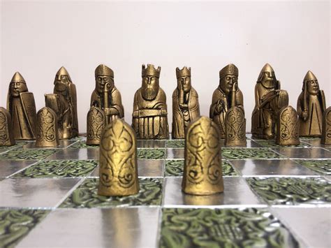 Classic Lewis Chess Set In Old Chess Antique Gold And Silver Effect V1