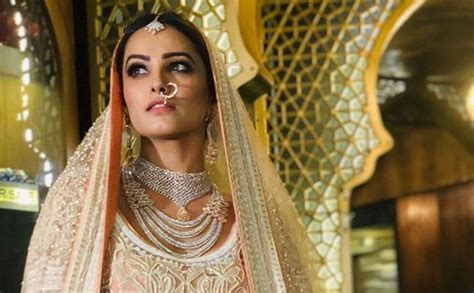 Naagin 3 Fame Anita Hassanandani Looks Stunning In This Bridal Lehenga