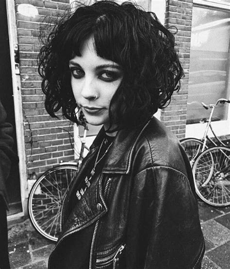 Pin By Charlie Halcyon On Pale Waves Pale Waves Punk Hair 90s