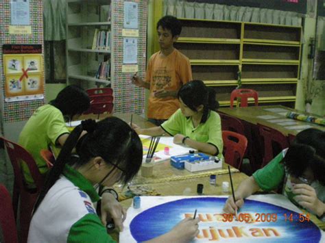 Kegiatan ini tidak hanya dilingkungan rumah, melainkan juga dilakukan di sekolah. PUSAT SUMBER SEKOLAH SMK GEMAS: Gotong-Royong Di Perpustakaan
