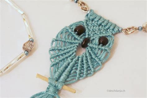 Diese werden mithilfe eines quilling kamms gefertigt: eule; diy auf deutsch … | Makramee eule, Makramee ...