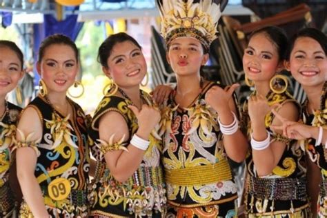 Jun 10, 2021 · aura cantik mempelai wanita terpancar dalam balutan busana adat pengantin minangkabau. √ 5 Keunikan Pakaian Adat Kalimantan Barat Yang Harus Kamu ...