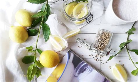 E' spesso adoperato per condire insalate, per pratichiamo 2 incisioni sul limone, in modo da fare una x e inseriamo il sale grosso all'interno di questa fessura. Limoni sotto sale - limoni confit - (Timo e lenticchie ...