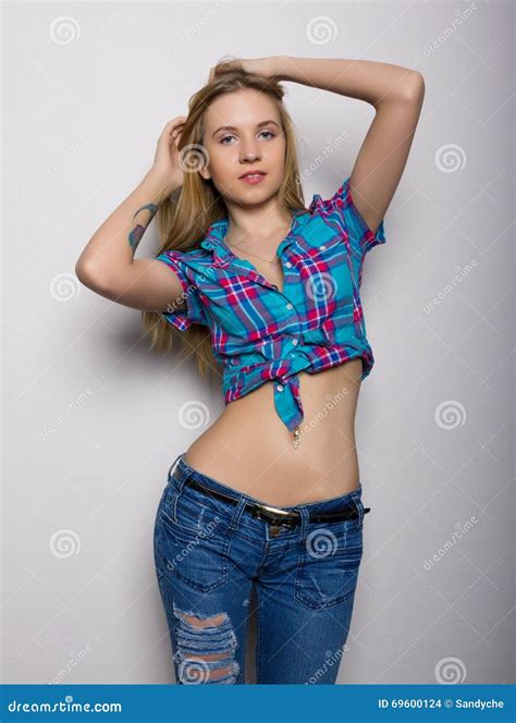 zakończenie portret seksowna młoda dziewczyna w cajgach i szkockiej kraty koszula zdjęcie stock