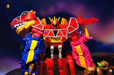 The power rangers continue their search for the energems after sledge's defeat, but soon learn that his most dangerous prisoner, the evil heckyl, survived! SDCC 2015 - Power Rangers Dino Charge & Dino Super Charge ...