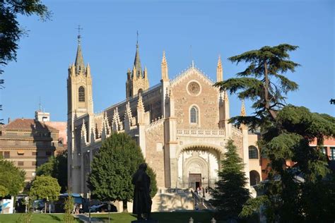 Madrid tiene una importante cantidad de iglesias, pero entre las más bonitas y espectaculares hoy nos quedamos con la en el lugar en el que hoy se levanta la iglesia de los jerónimos estuvo ubicado uno de los monasterios más importantes de madrid. Las 5 iglesias de Madrid más alucinantes - Mirador Madrid