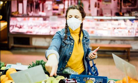 The difference between ¿qué haciendo? and ¿qué estás haciendo? is that the former means just hi! 7 cosas que estás haciendo MAL al protegerte de covid-19