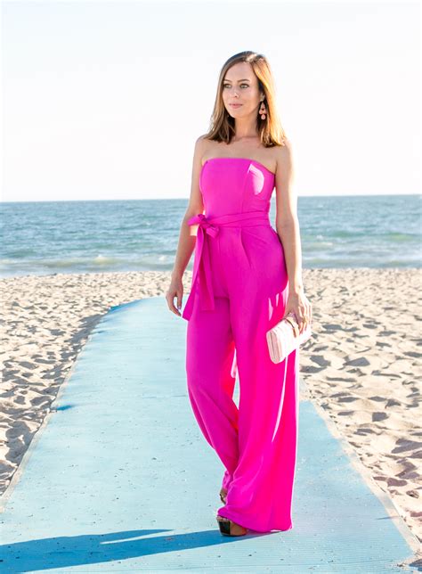 This casual beach chic wedding ceremony beckons the romantic aura that paradise has to offer. What to Wear to a Beach Wedding | Summertime Fashion