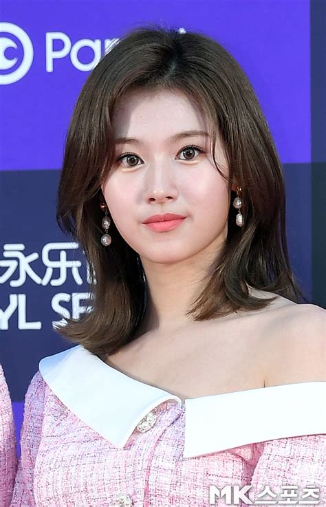 Twice (트와이스) состоит из 9 участниц: 트와이스 사나, 사슴같은 눈 MK포토 - MK스포츠