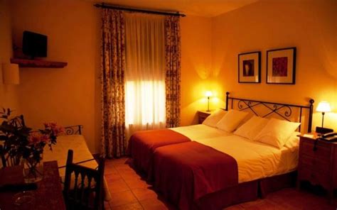 Las 37 habitaciones de las que dispone el hotel, con una capacidad de hasta cuatro personas, ofrecen cama individual o de. Hotel Alfonso IX, Cáceres - Atrapalo.com