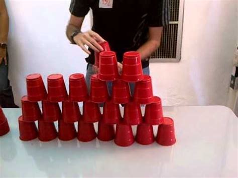 Usando vasos plásticos reciclados podemos organizar divertidos juegos, retos, pruebas y competencias. Jugando los "Vasos Egipcios" (En menos de 1 minuto) - YouTube