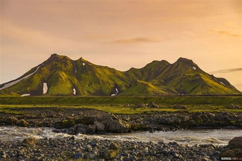 Encountered This Green Mountain On Our Hike To Emstrur Iceland Hd Wallpaper