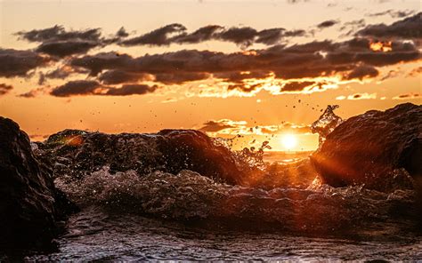 Download Wallpaper 3840x2400 Sunset Waves Spray Splash Water 4k