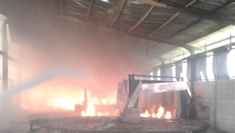 Sementara itu mobil pemadam kebakaran yang telah datang ke lokasi. Kebakaran Hebat di Pabrik Meubel Medan Marelan, 2 Orang ...