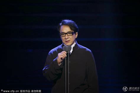 Born 7 april 1954), known professionally as jackie chan, is a hong kong actor and martial artist known for his slapstick acrobatic fighting style, comic timing, and innovative stunts, which he typically performs himself. Le casting de Dragon Blade au Festival International du ...
