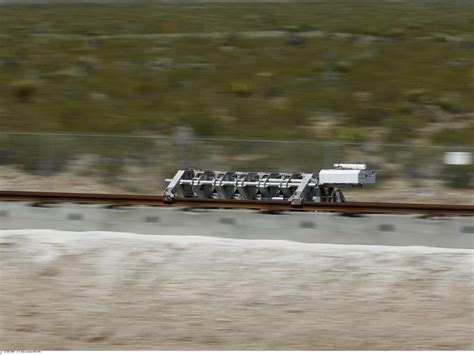 Video Revoyez Le Er Test De L Hyperloop Le Train Supersonique Du