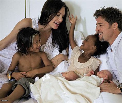 Angelina Jolie Brad Pitt e os filhos do casal posam os gémeos recém nascidos Brad pitt