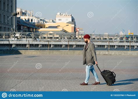 Viaje Barbudo Del Inconformista Del Hombre Con El Bolso Grande Del