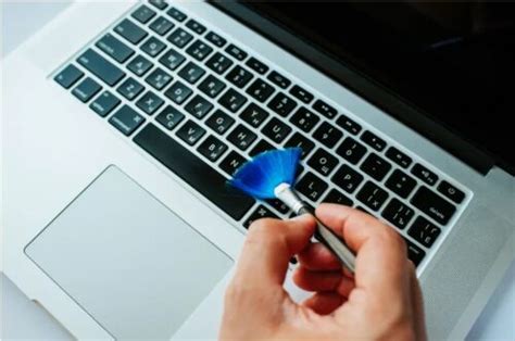 Cara Membersihkan Keyboard Laptop dan PC dengan Benar