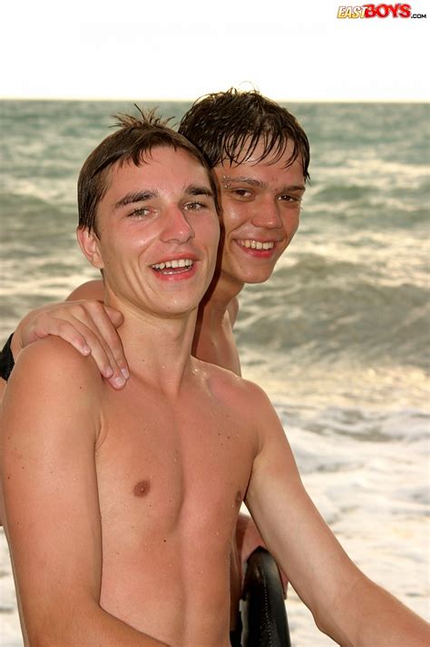 Watch Alan And Raul Enjoy Themselves On A Beach In Italy