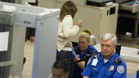 空港の身体検査でセクハラ恥ずかしい格好をさせられる女性たち ポッカキット