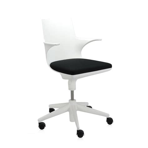 The chair is removable thanks to a piece of metal injected which gives the necessary rigidity. Spoon Chair Drehstuhl von Kartell bei homeform.de