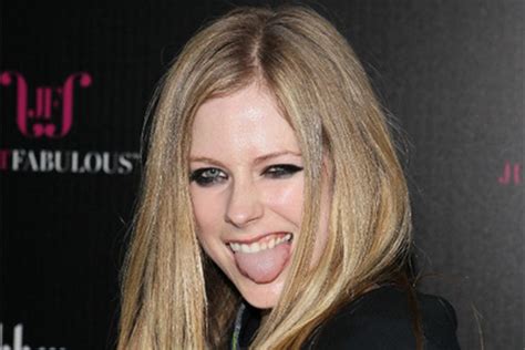 Avril Lavigne Gets Engaged To Nickelback Frontman Chad Kroeger Irish Independent